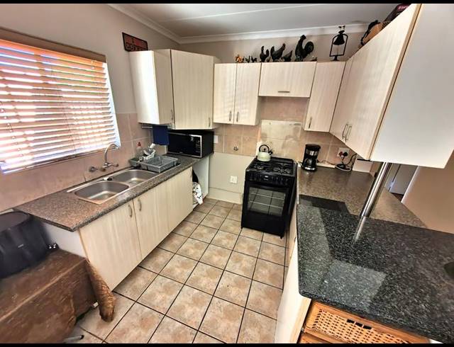 3 BEDROOM TOWNHOUSE FOR SALE IN SINOVILLE